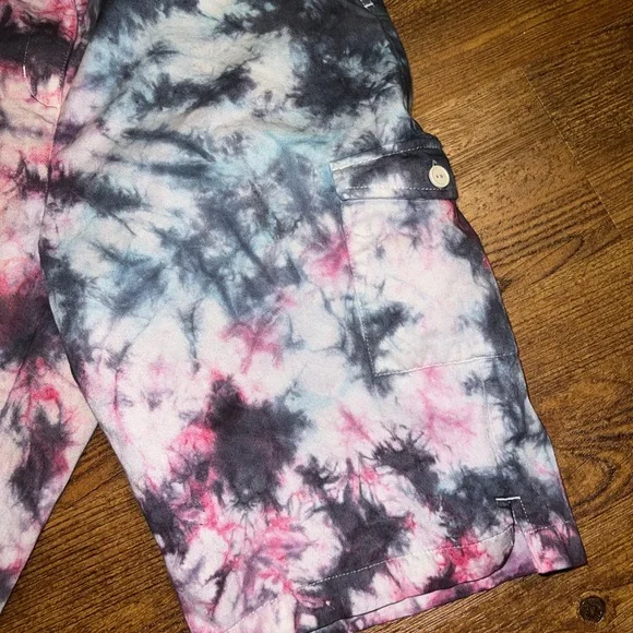LAST CALL Classic Elements Red Black Tie Dye Cargo Capri Shorts Size L Petite - Picture 3 of 11